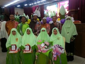 ALP PASTI Perak bergambar kenangan bersama tokoh-tokoh guru dari Perak. Cikgu Shafinaz menerima Anugerah Tokoh Siti Khadijah 